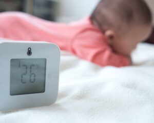 Quelle est la température idéale dans une chambre de bébé à Genève ? Nos experts vous expliquent comment garantir un confort thermique optimal grâce à la climatisation réversible.